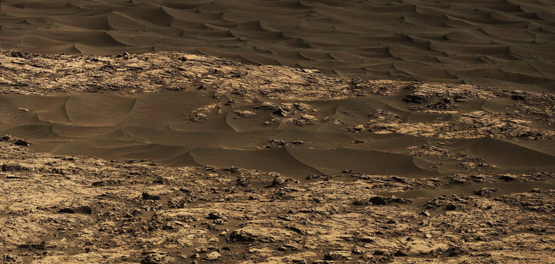 Illustration for article titled Curiosity Rover Eases Into First Exploration of Martian Dunes